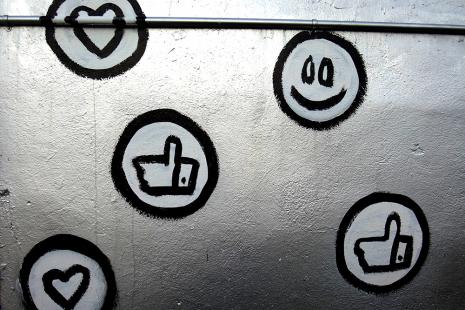 Social media graffiti buttons
